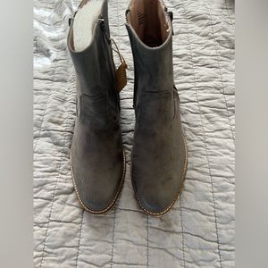 NWT American Eagle Grey Boots Women’s 8.5